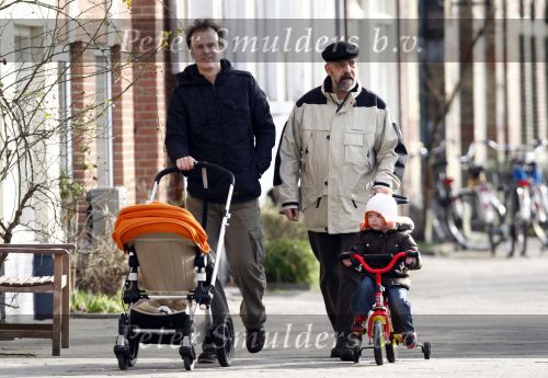 Amsterdam 26 januari 2008
Pieter v Beukering , man van Yvon Jaspers met kinderen en opa aan het wandelen.