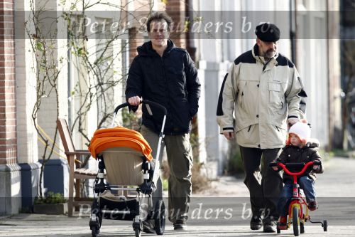 Amsterdam 26 januari 2008
Pieter v Beukering , man van Yvon Jaspers met kinderen en opa aan het wandelen.