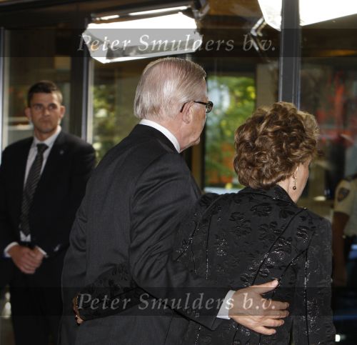 Apeldoorn, 8 Mei 2009
Speciale Herdenkingsdienst voor de slachtoffers van de ramp op Koninginnedag
Veel Politie, overal afzettingen met grote betonblokken.
Pieter v Vollenhoven met Prinses Margriet
Foto Peter Smulders