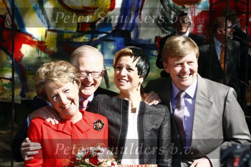 Apeldoorn 30 april 2009
Koninginnedag 2009 in apeldoorn met Koningin Beatrix Pieter v Vollenhoven Prinses Margriet Maxima Prins Willem Alexander Prins Constantijn Prinses Laurentien Prinses Mabel Prins Friso Prins Maurits Prinses Marilene Prins Pieter Christiaan Prinses Anita Prins Floris een zwangere Prinses Aimee en Prinses Annette. s middags probeerde een dwaas een aanslag te plegen op de koninklijke familie waarbij meerdere doden vielen.
Peter Smulders bv