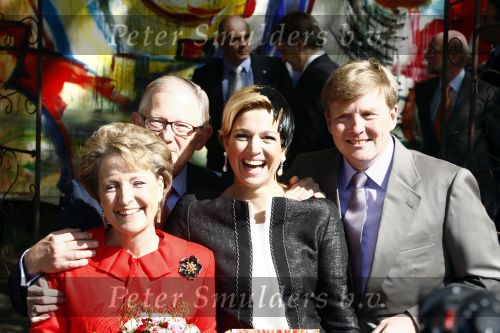 Apeldoorn 30 april 2009
Koninginnedag 2009 in apeldoorn met Koningin Beatrix Pieter v Vollenhoven Prinses Margriet Maxima Prins Willem Alexander Prins Constantijn Prinses Laurentien Prinses Mabel Prins Friso Prins Maurits Prinses Marilene Prins Pieter Christiaan Prinses Anita Prins Floris een zwangere Prinses Aimee en Prinses Annette. s middags probeerde een dwaas een aanslag te plegen op de koninklijke familie waarbij meerdere doden vielen.
Peter Smulders bv