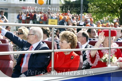 Apeldoorn 30 april 2009
Koninginnedag 2009 in apeldoorn met Koningin Beatrix Pieter v Vollenhoven Prinses Margriet Maxima Prins Willem Alexander Prins Constantijn Prinses Laurentien Prinses Mabel Prins Friso Prins Maurits Prinses Marilene Prins Pieter Christiaan Prinses Anita Prins Floris een zwangere Prinses Aimee en Prinses Annette. s middags probeerde een dwaas een aanslag te plegen op de koninklijke familie waarbij meerdere doden vielen.
Peter Smulders bv