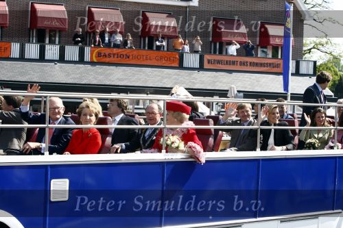 Apeldoorn 30 april 2009
Koninginnedag 2009 in apeldoorn met Koningin Beatrix Pieter v Vollenhoven Prinses Margriet Maxima Prins Willem Alexander Prins Constantijn Prinses Laurentien Prinses Mabel Prins Friso Prins Maurits Prinses Marilene Prins Pieter Christiaan Prinses Anita Prins Floris een zwangere Prinses Aimee en Prinses Annette. s middags probeerde een dwaas een aanslag te plegen op de koninklijke familie waarbij meerdere doden vielen.
Peter Smulders bv