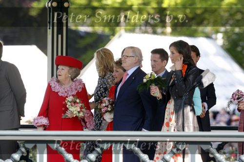 Apeldoorn 30 april 2009
Koninginnedag 2009 in apeldoorn met Koningin Beatrix Pieter v Vollenhoven Prinses Margriet Maxima Prins Willem Alexander Prins Constantijn Prinses Laurentien Prinses Mabel Prins Friso Prins Maurits Prinses Marilene Prins Pieter Christiaan Prinses Anita Prins Floris een zwangere Prinses Aimee en Prinses Annette. s middags probeerde een dwaas een aanslag te plegen op de koninklijke familie waarbij meerdere doden vielen.
Peter Smulders bv