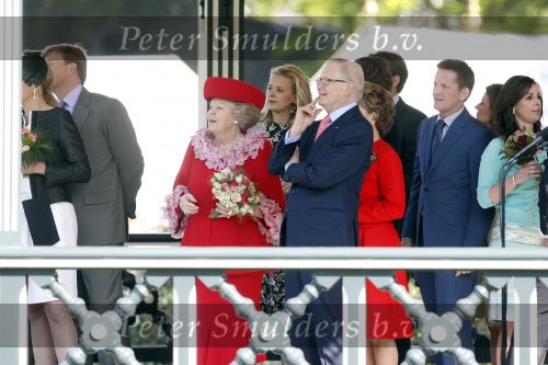 Apeldoorn 30 april 2009
Koninginnedag 2009 in apeldoorn met Koningin Beatrix Pieter v Vollenhoven Prinses Margriet Maxima Prins Willem Alexander Prins Constantijn Prinses Laurentien Prinses Mabel Prins Friso Prins Maurits Prinses Marilene Prins Pieter Christiaan Prinses Anita Prins Floris een zwangere Prinses Aimee en Prinses Annette. s middags probeerde een dwaas een aanslag te plegen op de koninklijke familie waarbij meerdere doden vielen.
Peter Smulders bv