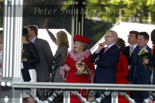 Apeldoorn 30 april 2009
Koninginnedag 2009 in apeldoorn met Koningin Beatrix Pieter v Vollenhoven Prinses Margriet Maxima Prins Willem Alexander Prins Constantijn Prinses Laurentien Prinses Mabel Prins Friso Prins Maurits Prinses Marilene Prins Pieter Christiaan Prinses Anita Prins Floris een zwangere Prinses Aimee en Prinses Annette. s middags probeerde een dwaas een aanslag te plegen op de koninklijke familie waarbij meerdere doden vielen.
Peter Smulders bv