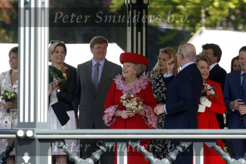 Apeldoorn 30 april 2009
Koninginnedag 2009 in apeldoorn met Koningin Beatrix Pieter v Vollenhoven Prinses Margriet Maxima Prins Willem Alexander Prins Constantijn Prinses Laurentien Prinses Mabel Prins Friso Prins Maurits Prinses Marilene Prins Pieter Christiaan Prinses Anita Prins Floris een zwangere Prinses Aimee en Prinses Annette. s middags probeerde een dwaas een aanslag te plegen op de koninklijke familie waarbij meerdere doden vielen.
Peter Smulders bv