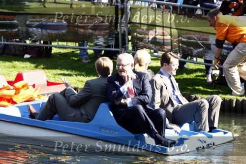 Apeldoorn 30 april 2009
Koninginnedag 2009 in apeldoorn met Koningin Beatrix Pieter v Vollenhoven Prinses Margriet Maxima Prins Willem Alexander Prins Constantijn Prinses Laurentien Prinses Mabel Prins Friso Prins Maurits Prinses Marilene Prins Pieter Christiaan Prinses Anita Prins Floris een zwangere Prinses Aimee en Prinses Annette. s middags probeerde een dwaas een aanslag te plegen op de koninklijke familie waarbij meerdere doden vielen.
Peter Smulders bv