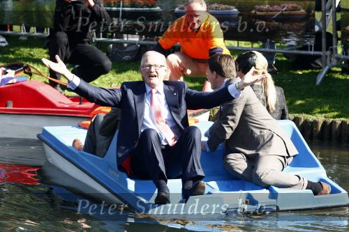 Apeldoorn 30 april 2009
Koninginnedag 2009 in apeldoorn met Koningin Beatrix Pieter v Vollenhoven Prinses Margriet Maxima Prins Willem Alexander Prins Constantijn Prinses Laurentien Prinses Mabel Prins Friso Prins Maurits Prinses Marilene Prins Pieter Christiaan Prinses Anita Prins Floris een zwangere Prinses Aimee en Prinses Annette. s middags probeerde een dwaas een aanslag te plegen op de koninklijke familie waarbij meerdere doden vielen.
Peter Smulders bv
