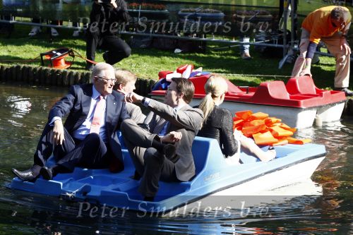 Apeldoorn 30 april 2009
Koninginnedag 2009 in apeldoorn met Koningin Beatrix Pieter v Vollenhoven Prinses Margriet Maxima Prins Willem Alexander Prins Constantijn Prinses Laurentien Prinses Mabel Prins Friso Prins Maurits Prinses Marilene Prins Pieter Christiaan Prinses Anita Prins Floris een zwangere Prinses Aimee en Prinses Annette. s middags probeerde een dwaas een aanslag te plegen op de koninklijke familie waarbij meerdere doden vielen.
Peter Smulders bv