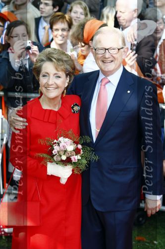 Apeldoorn 30 april 2009
Koninginnedag 2009 in apeldoorn met Koningin Beatrix Pieter v Vollenhoven Prinses Margriet Maxima Prins Willem Alexander Prins Constantijn Prinses Laurentien Prinses Mabel Prins Friso Prins Maurits Prinses Marilene Prins Pieter Christiaan Prinses Anita Prins Floris een zwangere Prinses Aimee en Prinses Annette. s middags probeerde een dwaas een aanslag te plegen op de koninklijke familie waarbij meerdere doden vielen.
Peter Smulders bv