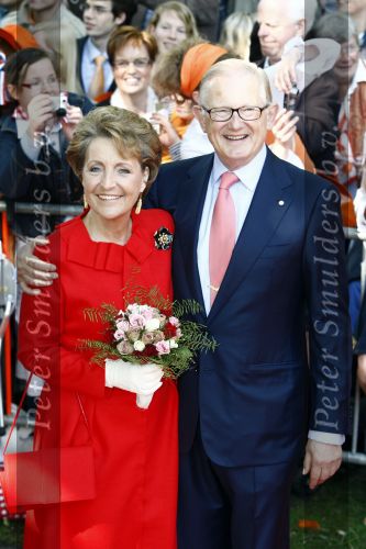 Apeldoorn 30 april 2009
Koninginnedag 2009 in apeldoorn met Koningin Beatrix Pieter v Vollenhoven Prinses Margriet Maxima Prins Willem Alexander Prins Constantijn Prinses Laurentien Prinses Mabel Prins Friso Prins Maurits Prinses Marilene Prins Pieter Christiaan Prinses Anita Prins Floris een zwangere Prinses Aimee en Prinses Annette. s middags probeerde een dwaas een aanslag te plegen op de koninklijke familie waarbij meerdere doden vielen.
Peter Smulders bv