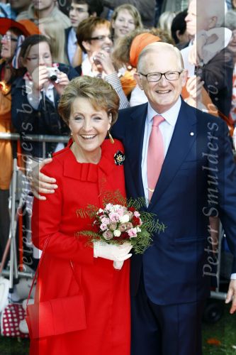 Apeldoorn 30 april 2009
Koninginnedag 2009 in apeldoorn met Koningin Beatrix Pieter v Vollenhoven Prinses Margriet Maxima Prins Willem Alexander Prins Constantijn Prinses Laurentien Prinses Mabel Prins Friso Prins Maurits Prinses Marilene Prins Pieter Christiaan Prinses Anita Prins Floris een zwangere Prinses Aimee en Prinses Annette. s middags probeerde een dwaas een aanslag te plegen op de koninklijke familie waarbij meerdere doden vielen.
Peter Smulders bv
