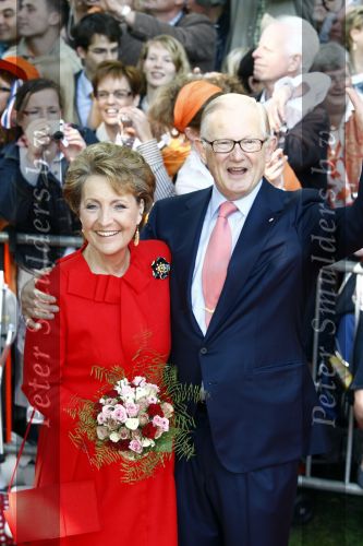 Apeldoorn 30 april 2009
Koninginnedag 2009 in apeldoorn met Koningin Beatrix Pieter v Vollenhoven Prinses Margriet Maxima Prins Willem Alexander Prins Constantijn Prinses Laurentien Prinses Mabel Prins Friso Prins Maurits Prinses Marilene Prins Pieter Christiaan Prinses Anita Prins Floris een zwangere Prinses Aimee en Prinses Annette. s middags probeerde een dwaas een aanslag te plegen op de koninklijke familie waarbij meerdere doden vielen.
Peter Smulders bv