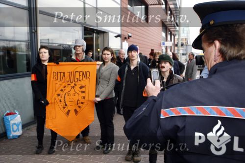 Amsterdam 3 april 2008
Openingsfeest van de politieke partij trots op NL van Rita Verdonk in de passengers terminal. Politie met demonstranten