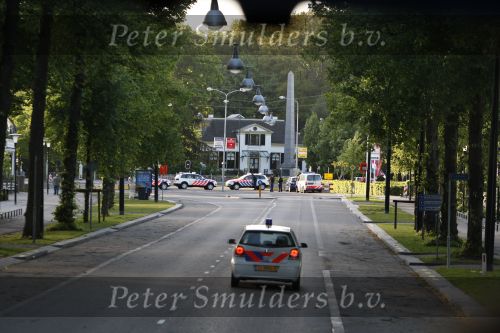 Apeldoorn, 8 Mei 2009
Speciale Herdenkingsdienst voor de slachtoffers van de ramp op Koninginnedag
Veel Politie, overal afzettingen met grote betonblokken.
Politie Afzettingen 
Foto Peter Smulders
