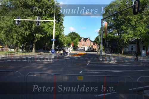Apeldoorn, 8 Mei 2009
Speciale Herdenkingsdienst voor de slachtoffers van de ramp op Koninginnedag
Veel Politie, overal afzettingen met grote betonblokken.
Politie Afzettingen 
Foto Peter Smulders