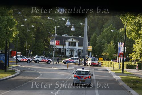 Apeldoorn, 8 Mei 2009
Speciale Herdenkingsdienst voor de slachtoffers van de ramp op Koninginnedag
Veel Politie, overal afzettingen met grote betonblokken.

Foto Peter Smulders