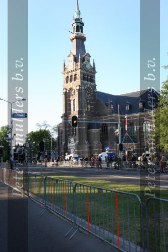 Apeldoorn, 8 Mei 2009
Speciale Herdenkingsdienst voor de slachtoffers van de ramp op Koninginnedag
Veel Politie, overal afzettingen met grote betonblokken.

Foto Peter Smulders