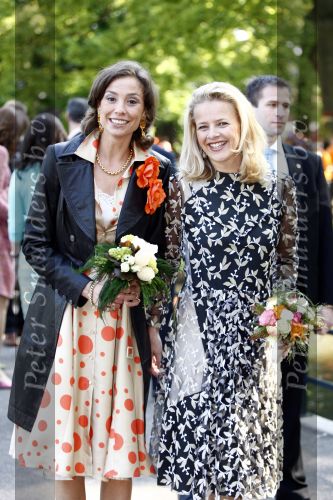Apeldoorn 30 april 2009
Koninginnedag 2009 in apeldoorn met Koningin Beatrix Pieter v Vollenhoven Prinses Margriet Maxima Prins Willem Alexander Prins Constantijn Prinses Laurentien Prinses Mabel Prins Friso Prins Maurits Prinses Marilene Prins Pieter Christiaan Prinses Anita Prins Floris een zwangere Prinses Aimee en Prinses Annette. s middags probeerde een dwaas een aanslag te plegen op de koninklijke familie waarbij meerdere doden vielen.
Peter Smulders bv
