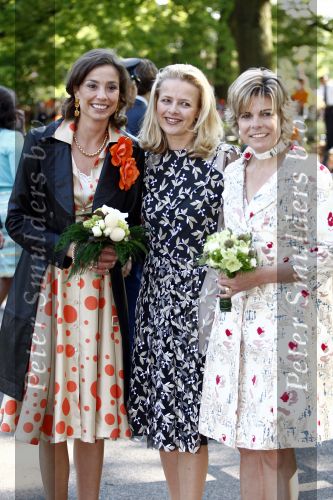Apeldoorn 30 april 2009
Koninginnedag 2009 in apeldoorn met Koningin Beatrix Pieter v Vollenhoven Prinses Margriet Maxima Prins Willem Alexander Prins Constantijn Prinses Laurentien Prinses Mabel Prins Friso Prins Maurits Prinses Marilene Prins Pieter Christiaan Prinses Anita Prins Floris een zwangere Prinses Aimee en Prinses Annette. s middags probeerde een dwaas een aanslag te plegen op de koninklijke familie waarbij meerdere doden vielen.
Peter Smulders bv