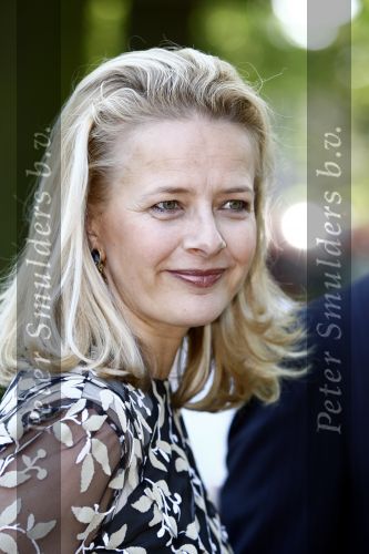 Apeldoorn 30 april 2009
Koninginnedag 2009 in apeldoorn met Koningin Beatrix Pieter v Vollenhoven Prinses Margriet Maxima Prins Willem Alexander Prins Constantijn Prinses Laurentien Prinses Mabel Prins Friso Prins Maurits Prinses Marilene Prins Pieter Christiaan Prinses Anita Prins Floris een zwangere Prinses Aimee en Prinses Annette. s middags probeerde een dwaas een aanslag te plegen op de koninklijke familie waarbij meerdere doden vielen.
Peter Smulders bv