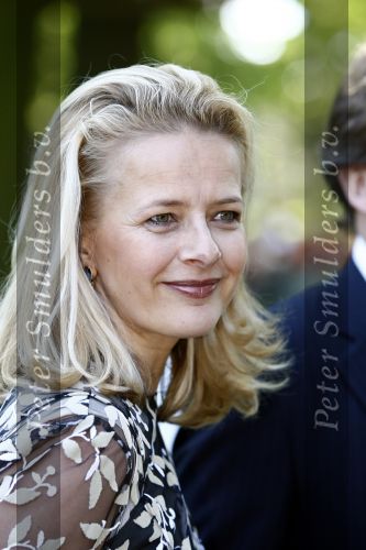 Apeldoorn 30 april 2009
Koninginnedag 2009 in apeldoorn met Koningin Beatrix Pieter v Vollenhoven Prinses Margriet Maxima Prins Willem Alexander Prins Constantijn Prinses Laurentien Prinses Mabel Prins Friso Prins Maurits Prinses Marilene Prins Pieter Christiaan Prinses Anita Prins Floris een zwangere Prinses Aimee en Prinses Annette. s middags probeerde een dwaas een aanslag te plegen op de koninklijke familie waarbij meerdere doden vielen.
Peter Smulders bv