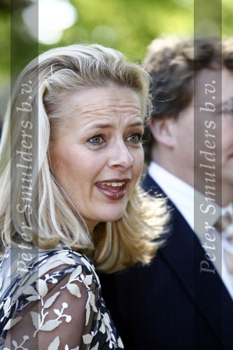 Apeldoorn 30 april 2009
Koninginnedag 2009 in apeldoorn met Koningin Beatrix Pieter v Vollenhoven Prinses Margriet Maxima Prins Willem Alexander Prins Constantijn Prinses Laurentien Prinses Mabel Prins Friso Prins Maurits Prinses Marilene Prins Pieter Christiaan Prinses Anita Prins Floris een zwangere Prinses Aimee en Prinses Annette. s middags probeerde een dwaas een aanslag te plegen op de koninklijke familie waarbij meerdere doden vielen.
Peter Smulders bv
