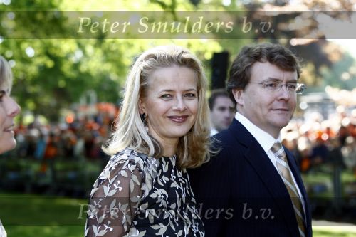 Apeldoorn 30 april 2009
Koninginnedag 2009 in apeldoorn met Koningin Beatrix Pieter v Vollenhoven Prinses Margriet Maxima Prins Willem Alexander Prins Constantijn Prinses Laurentien Prinses Mabel Prins Friso Prins Maurits Prinses Marilene Prins Pieter Christiaan Prinses Anita Prins Floris een zwangere Prinses Aimee en Prinses Annette. s middags probeerde een dwaas een aanslag te plegen op de koninklijke familie waarbij meerdere doden vielen.
Peter Smulders bv