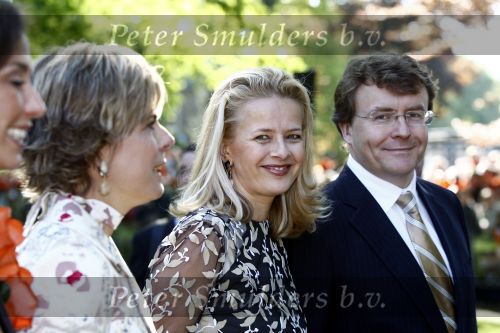 Apeldoorn 30 april 2009
Koninginnedag 2009 in apeldoorn met Koningin Beatrix Pieter v Vollenhoven Prinses Margriet Maxima Prins Willem Alexander Prins Constantijn Prinses Laurentien Prinses Mabel Prins Friso Prins Maurits Prinses Marilene Prins Pieter Christiaan Prinses Anita Prins Floris een zwangere Prinses Aimee en Prinses Annette. s middags probeerde een dwaas een aanslag te plegen op de koninklijke familie waarbij meerdere doden vielen.
Peter Smulders bv