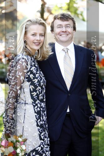 Apeldoorn 30 april 2009
Koninginnedag 2009 in apeldoorn met Koningin Beatrix Pieter v Vollenhoven Prinses Margriet Maxima Prins Willem Alexander Prins Constantijn Prinses Laurentien Prinses Mabel Prins Friso Prins Maurits Prinses Marilene Prins Pieter Christiaan Prinses Anita Prins Floris een zwangere Prinses Aimee en Prinses Annette. s middags probeerde een dwaas een aanslag te plegen op de koninklijke familie waarbij meerdere doden vielen.
Peter Smulders bv