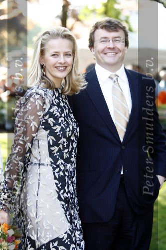 Apeldoorn 30 april 2009
Koninginnedag 2009 in apeldoorn met Koningin Beatrix Pieter v Vollenhoven Prinses Margriet Maxima Prins Willem Alexander Prins Constantijn Prinses Laurentien Prinses Mabel Prins Friso Prins Maurits Prinses Marilene Prins Pieter Christiaan Prinses Anita Prins Floris een zwangere Prinses Aimee en Prinses Annette. s middags probeerde een dwaas een aanslag te plegen op de koninklijke familie waarbij meerdere doden vielen.
Peter Smulders bv