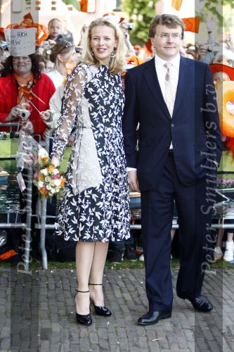 Apeldoorn 30 april 2009
Koninginnedag 2009 in apeldoorn met Koningin Beatrix Pieter v Vollenhoven Prinses Margriet Maxima Prins Willem Alexander Prins Constantijn Prinses Laurentien Prinses Mabel Prins Friso Prins Maurits Prinses Marilene Prins Pieter Christiaan Prinses Anita Prins Floris een zwangere Prinses Aimee en Prinses Annette. s middags probeerde een dwaas een aanslag te plegen op de koninklijke familie waarbij meerdere doden vielen.
Peter Smulders bv