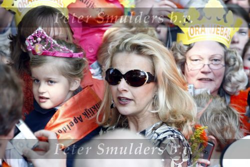 Apeldoorn 30 april 2009
Koninginnedag 2009 in apeldoorn met Koningin Beatrix Pieter v Vollenhoven Prinses Margriet Maxima Prins Willem Alexander Prins Constantijn Prinses Laurentien Prinses Mabel Prins Friso Prins Maurits Prinses Marilene Prins Pieter Christiaan Prinses Anita Prins Floris een zwangere Prinses Aimee en Prinses Annette. s middags probeerde een dwaas een aanslag te plegen op de koninklijke familie waarbij meerdere doden vielen.
Peter Smulders bv