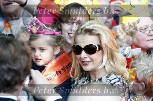 Apeldoorn 30 april 2009
Koninginnedag 2009 in apeldoorn met Koningin Beatrix Pieter v Vollenhoven Prinses Margriet Maxima Prins Willem Alexander Prins Constantijn Prinses Laurentien Prinses Mabel Prins Friso Prins Maurits Prinses Marilene Prins Pieter Christiaan Prinses Anita Prins Floris een zwangere Prinses Aimee en Prinses Annette. s middags probeerde een dwaas een aanslag te plegen op de koninklijke familie waarbij meerdere doden vielen.
Peter Smulders bv