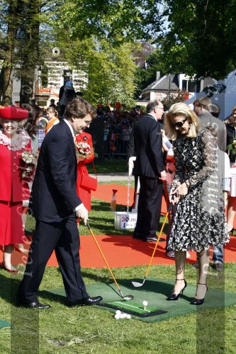 Apeldoorn 30 april 2009
Koninginnedag 2009 in apeldoorn met Koningin Beatrix Pieter v Vollenhoven Prinses Margriet Maxima Prins Willem Alexander Prins Constantijn Prinses Laurentien Prinses Mabel Prins Friso Prins Maurits Prinses Marilene Prins Pieter Christiaan Prinses Anita Prins Floris een zwangere Prinses Aimee en Prinses Annette. s middags probeerde een dwaas een aanslag te plegen op de koninklijke familie waarbij meerdere doden vielen.
Peter Smulders bv