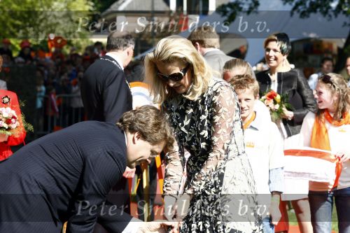 Apeldoorn 30 april 2009
Koninginnedag 2009 in apeldoorn met Koningin Beatrix Pieter v Vollenhoven Prinses Margriet Maxima Prins Willem Alexander Prins Constantijn Prinses Laurentien Prinses Mabel Prins Friso Prins Maurits Prinses Marilene Prins Pieter Christiaan Prinses Anita Prins Floris een zwangere Prinses Aimee en Prinses Annette. s middags probeerde een dwaas een aanslag te plegen op de koninklijke familie waarbij meerdere doden vielen.
Peter Smulders bv