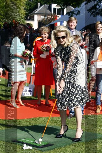 Apeldoorn 30 april 2009
Koninginnedag 2009 in apeldoorn met Koningin Beatrix Pieter v Vollenhoven Prinses Margriet Maxima Prins Willem Alexander Prins Constantijn Prinses Laurentien Prinses Mabel Prins Friso Prins Maurits Prinses Marilene Prins Pieter Christiaan Prinses Anita Prins Floris een zwangere Prinses Aimee en Prinses Annette. s middags probeerde een dwaas een aanslag te plegen op de koninklijke familie waarbij meerdere doden vielen.
Peter Smulders bv