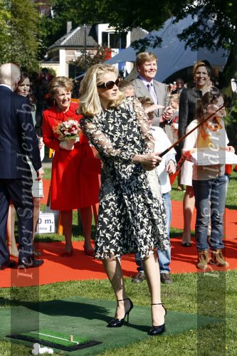 Apeldoorn 30 april 2009
Koninginnedag 2009 in apeldoorn met Koningin Beatrix Pieter v Vollenhoven Prinses Margriet Maxima Prins Willem Alexander Prins Constantijn Prinses Laurentien Prinses Mabel Prins Friso Prins Maurits Prinses Marilene Prins Pieter Christiaan Prinses Anita Prins Floris een zwangere Prinses Aimee en Prinses Annette. s middags probeerde een dwaas een aanslag te plegen op de koninklijke familie waarbij meerdere doden vielen.
Peter Smulders bv