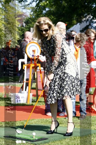 Apeldoorn 30 april 2009
Koninginnedag 2009 in apeldoorn met Koningin Beatrix Pieter v Vollenhoven Prinses Margriet Maxima Prins Willem Alexander Prins Constantijn Prinses Laurentien Prinses Mabel Prins Friso Prins Maurits Prinses Marilene Prins Pieter Christiaan Prinses Anita Prins Floris een zwangere Prinses Aimee en Prinses Annette. s middags probeerde een dwaas een aanslag te plegen op de koninklijke familie waarbij meerdere doden vielen.
Peter Smulders bv