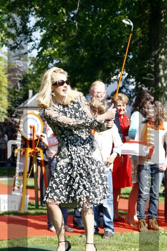 Apeldoorn 30 april 2009
Koninginnedag 2009 in apeldoorn met Koningin Beatrix Pieter v Vollenhoven Prinses Margriet Maxima Prins Willem Alexander Prins Constantijn Prinses Laurentien Prinses Mabel Prins Friso Prins Maurits Prinses Marilene Prins Pieter Christiaan Prinses Anita Prins Floris een zwangere Prinses Aimee en Prinses Annette. s middags probeerde een dwaas een aanslag te plegen op de koninklijke familie waarbij meerdere doden vielen.
Peter Smulders bv