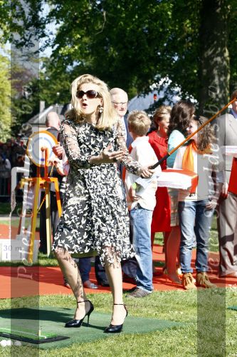 Apeldoorn 30 april 2009
Koninginnedag 2009 in apeldoorn met Koningin Beatrix Pieter v Vollenhoven Prinses Margriet Maxima Prins Willem Alexander Prins Constantijn Prinses Laurentien Prinses Mabel Prins Friso Prins Maurits Prinses Marilene Prins Pieter Christiaan Prinses Anita Prins Floris een zwangere Prinses Aimee en Prinses Annette. s middags probeerde een dwaas een aanslag te plegen op de koninklijke familie waarbij meerdere doden vielen.
Peter Smulders bv