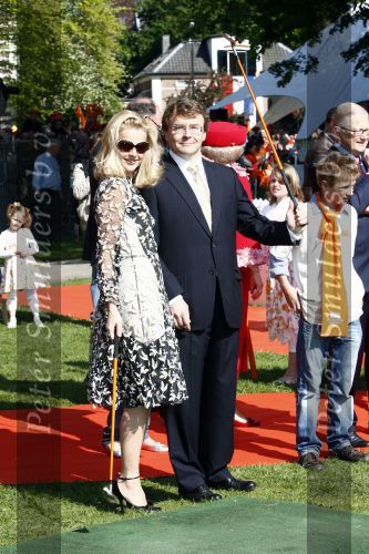 Apeldoorn 30 april 2009
Koninginnedag 2009 in apeldoorn met Koningin Beatrix Pieter v Vollenhoven Prinses Margriet Maxima Prins Willem Alexander Prins Constantijn Prinses Laurentien Prinses Mabel Prins Friso Prins Maurits Prinses Marilene Prins Pieter Christiaan Prinses Anita Prins Floris een zwangere Prinses Aimee en Prinses Annette. s middags probeerde een dwaas een aanslag te plegen op de koninklijke familie waarbij meerdere doden vielen.
Peter Smulders bv
