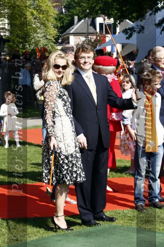 Apeldoorn 30 april 2009
Koninginnedag 2009 in apeldoorn met Koningin Beatrix Pieter v Vollenhoven Prinses Margriet Maxima Prins Willem Alexander Prins Constantijn Prinses Laurentien Prinses Mabel Prins Friso Prins Maurits Prinses Marilene Prins Pieter Christiaan Prinses Anita Prins Floris een zwangere Prinses Aimee en Prinses Annette. s middags probeerde een dwaas een aanslag te plegen op de koninklijke familie waarbij meerdere doden vielen.
Peter Smulders bv