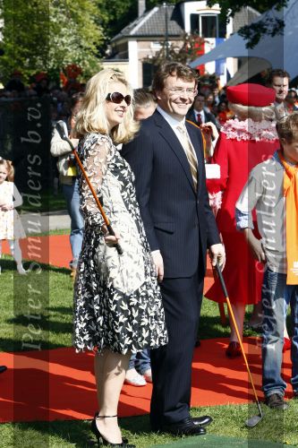 Apeldoorn 30 april 2009
Koninginnedag 2009 in apeldoorn met Koningin Beatrix Pieter v Vollenhoven Prinses Margriet Maxima Prins Willem Alexander Prins Constantijn Prinses Laurentien Prinses Mabel Prins Friso Prins Maurits Prinses Marilene Prins Pieter Christiaan Prinses Anita Prins Floris een zwangere Prinses Aimee en Prinses Annette. s middags probeerde een dwaas een aanslag te plegen op de koninklijke familie waarbij meerdere doden vielen.
Peter Smulders bv