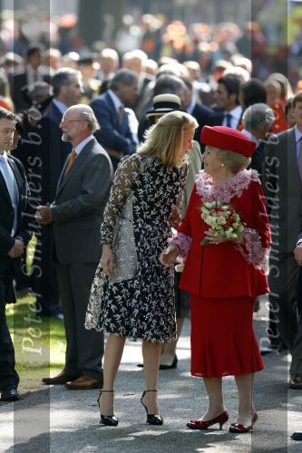 Apeldoorn 30 april 2009
Koninginnedag 2009 in apeldoorn met Koningin Beatrix Pieter v Vollenhoven Prinses Margriet Maxima Prins Willem Alexander Prins Constantijn Prinses Laurentien Prinses Mabel Prins Friso Prins Maurits Prinses Marilene Prins Pieter Christiaan Prinses Anita Prins Floris een zwangere Prinses Aimee en Prinses Annette. s middags probeerde een dwaas een aanslag te plegen op de koninklijke familie waarbij meerdere doden vielen.
Peter Smulders bv