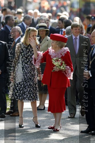 Apeldoorn 30 april 2009
Koninginnedag 2009 in apeldoorn met Koningin Beatrix Pieter v Vollenhoven Prinses Margriet Maxima Prins Willem Alexander Prins Constantijn Prinses Laurentien Prinses Mabel Prins Friso Prins Maurits Prinses Marilene Prins Pieter Christiaan Prinses Anita Prins Floris een zwangere Prinses Aimee en Prinses Annette. s middags probeerde een dwaas een aanslag te plegen op de koninklijke familie waarbij meerdere doden vielen.
Peter Smulders bv