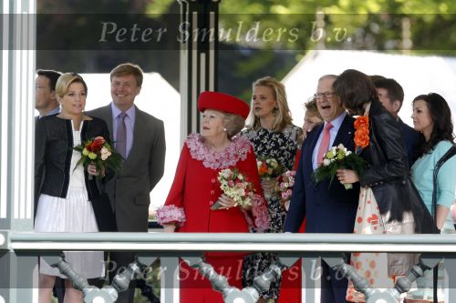 Apeldoorn 30 april 2009
Koninginnedag 2009 in apeldoorn met Koningin Beatrix Pieter v Vollenhoven Prinses Margriet Maxima Prins Willem Alexander Prins Constantijn Prinses Laurentien Prinses Mabel Prins Friso Prins Maurits Prinses Marilene Prins Pieter Christiaan Prinses Anita Prins Floris een zwangere Prinses Aimee en Prinses Annette. s middags probeerde een dwaas een aanslag te plegen op de koninklijke familie waarbij meerdere doden vielen.
Peter Smulders bv