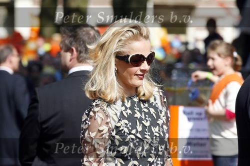 Apeldoorn 30 april 2009
Koninginnedag 2009 in apeldoorn met Koningin Beatrix Pieter v Vollenhoven Prinses Margriet Maxima Prins Willem Alexander Prins Constantijn Prinses Laurentien Prinses Mabel Prins Friso Prins Maurits Prinses Marilene Prins Pieter Christiaan Prinses Anita Prins Floris een zwangere Prinses Aimee en Prinses Annette. s middags probeerde een dwaas een aanslag te plegen op de koninklijke familie waarbij meerdere doden vielen.
Peter Smulders bv