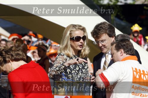 Apeldoorn 30 april 2009
Koninginnedag 2009 in apeldoorn met Koningin Beatrix Pieter v Vollenhoven Prinses Margriet Maxima Prins Willem Alexander Prins Constantijn Prinses Laurentien Prinses Mabel Prins Friso Prins Maurits Prinses Marilene Prins Pieter Christiaan Prinses Anita Prins Floris een zwangere Prinses Aimee en Prinses Annette. s middags probeerde een dwaas een aanslag te plegen op de koninklijke familie waarbij meerdere doden vielen.
Peter Smulders bv